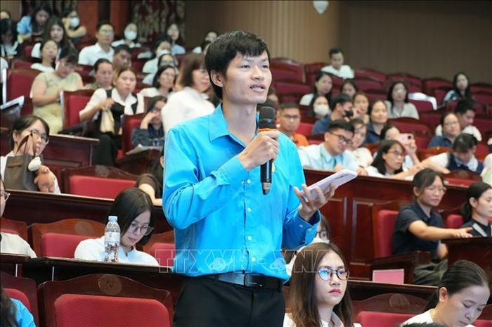 Đại diện doanh nghiệp nêu ý kiến, trao đổi những khó khăn, vướng mắc trong quá trình thực hiện chính sách lao động, bảo hiểm xã hội.