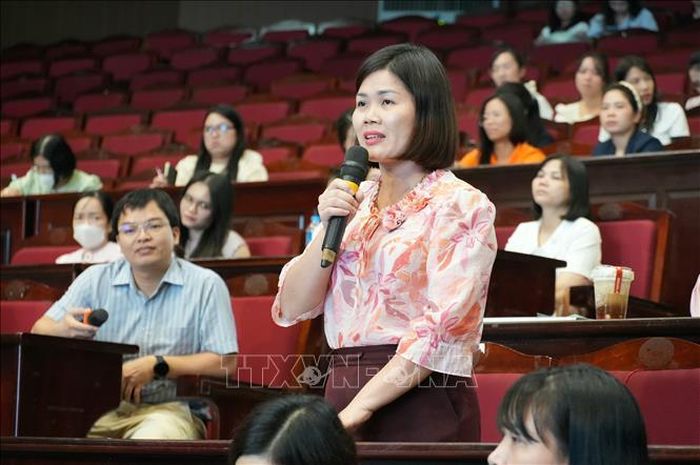 Đại diện doanh nghiệp nêu ý kiến, trao đổi những khó khăn, vướng mắc trong quá trình thực hiện chính sách lao động, bảo hiểm xã hội.