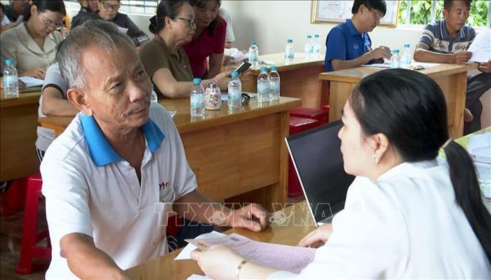 Người dân được hướng dẫn chuẩn bị các giấy tờ cần thiết để hoàn thiện hồ sơ cấp Giấy chứng nhận quyền sử dụng đất lần đầu, qua đó tháo gỡ những vướng mắc về thủ tục đất đai tồn tại nhiều năm.