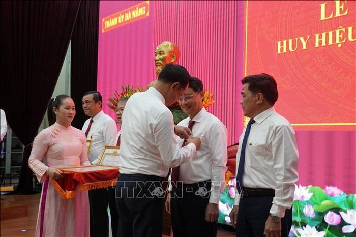 Bí thư Thành ủy Đà Nẵng Lê Ngọc Quang trao Huy hiệu Đảng cho cán bộ lãnh đạo, nguyên lãnh đạo chủ chốt của thành phố Đà Nẵng và tỉnh Quảng Nam (cũ) qua các thời kỳ. Ảnh: Anh Dũng/TTXVN