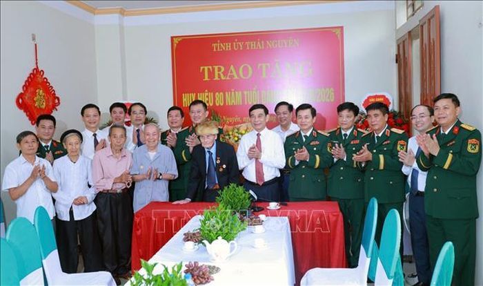 Đại tướng Phan Văn Giang, Ủy viên Bộ Chính trị, Phó Thủ tướng Chính phủ, Bộ trưởng Bộ Quốc phòng trao Huy hiệu 80 năm tuổi Đảng cho ông Nguyễn Quang Nam, phường Vạn Xuân. Ảnh: Trần Trang/TTXVN