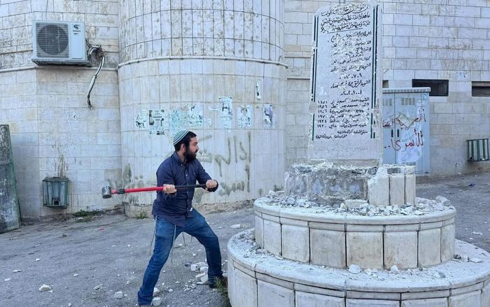 Nghị sĩ cực hữu Zvi Sukkot đập phá đài tưởng niệm các “liệt sĩ” Palestine tại làng Madama ở Bờ Tây, ngày 25/8/2026. Ảnh: Văn phòng nghị sĩ Zvi Sukkot.