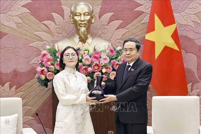 Chủ tịch Quốc hội Trần Thanh Mẫn tặng quà lưu niệm Đại sứ đặc mệnh toàn quyền Mông Cổ tại Việt Nam Ganbaatar Hulan. Ảnh: Doãn Tấn/TTXVN