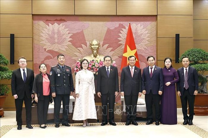 Chủ tịch Quốc hội Trần Thanh Mẫn chụp ảnh lưu niệm với đại biểu. Ảnh: Doãn Tấn/TTXVN
