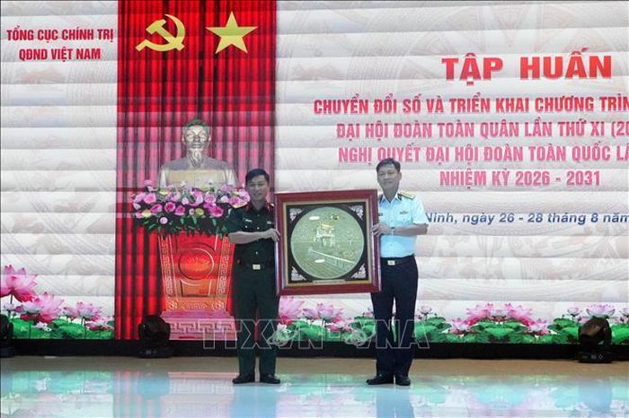 Ban Tổ chức lớp tập huấn tặng quà đơn vị tổ chức.