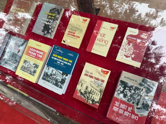 Những cuốn sách về Cách mạng tháng Tám 1945 được trưng bày.