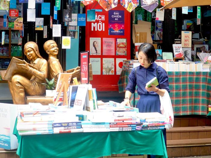 Người dân và du khách đến thăm quan, mua sắm tại Đường sách TP Hồ Chí Minh.