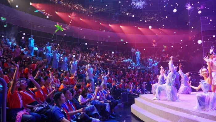 Các em học sinh, sinh viên hào hứng với các tiết mục biểu diễn xiếc Mơ Show.