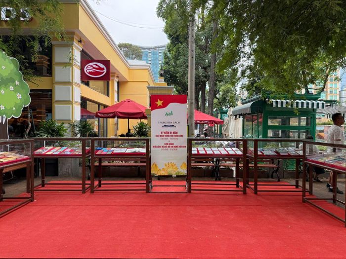 Không gian trưng bày trưng bày “Dấu ấn lịch sử qua những trang sách” tại Đường sách TP Hồ Chí Minh.
