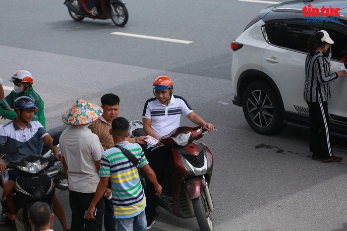 Nhiều phe vé tập trung đông, liên tục chèo kéo, mời chào người hâm mộ có nhu cầu tìm vé.