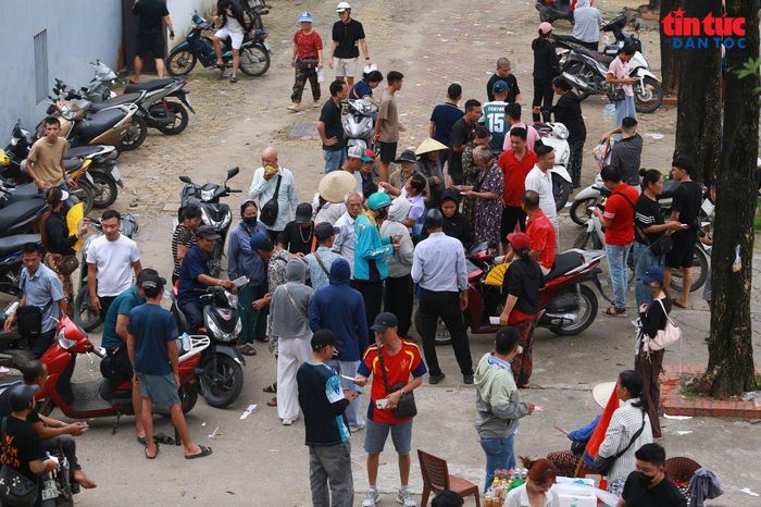 “Cơn sốt” vé chung kết khiến khu vực bên ngoài sân Mỹ Đình trở nên náo nhiệt trước giờ bóng lăn.
