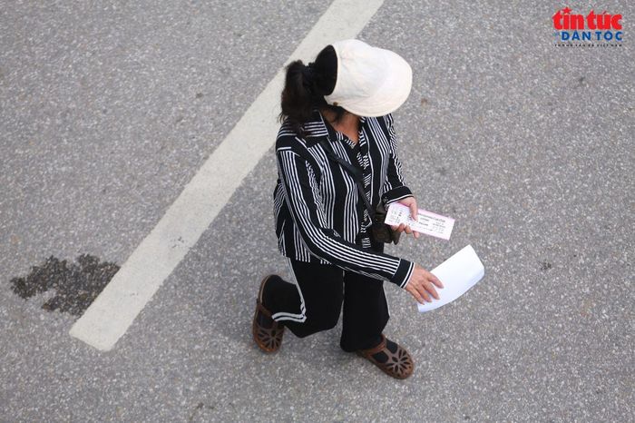 Một phe vé ra giữa đường, cầm vé mời chào khách.