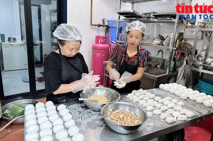 Tổ bếp đang làm món gói giò hoa ngũ sắc.