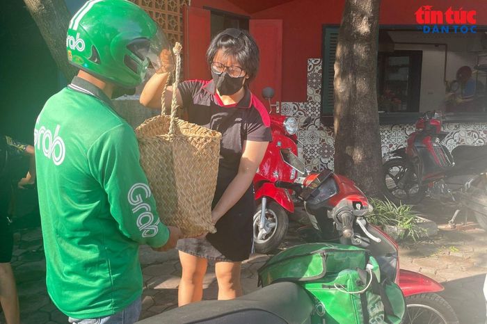 Nhân viên của Nhà hàng Bể Cá giao đồ ăn cho khách đặt vào chiều 26/8.