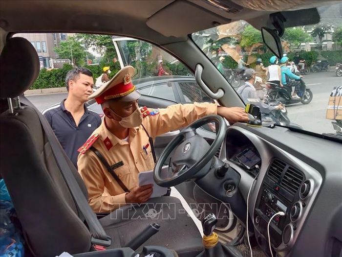 Lực lượng Cảnh sát giao thông kiểm tra thiết bị giám sát hành trình lắp trên phương tiện kinh doanh vận tải.