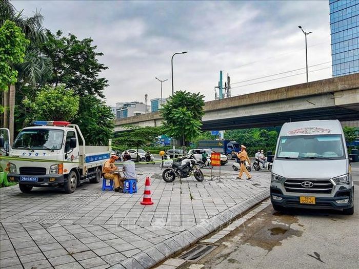 Cảnh sát giao thông lập biên bản đối với trường hợp vi phạm quy định trong hoạt động kinh doanh vận tải.