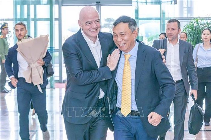 Chủ tịch Liên đoàn bóng đá Việt Nam (VFF) Trần Quốc Tuấn đón Chủ tịch FIFA Gianni Infantino tại sân bay quốc tế Nội Bài (Hà Nội). Ảnh: VFF/TTXVN phát