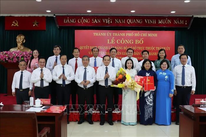 Bí thư Thành ủy Thành phố Hồ Chí Minh Trần Lưu Quang tặng hoa chúc mừng Ban Chấp hành Đảng bộ, Ban Thường vụ Đảng ủy, Bí thư, Phó Bí thư, Ủy ban Kiểm tra Đảng ủy HĐND TP Hồ Chí Minh. Ảnh: TTXVN phát
