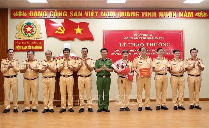Thừa ủy quyền của Chủ tịch UBND tỉnh Quảng Trị, Đại tá Lê Phương Nam, Phó Giám đốc Công an tỉnh trao thưởng đột xuất cho tập thể Phòng Cảnh sát giao thông vì thành tích phá chuyên án ma túy. Ảnh: TTXVN phát