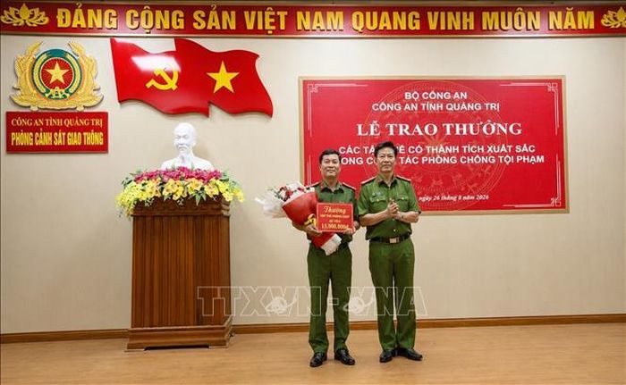 Thừa ủy quyền của Chủ tịch UBND tỉnh Quảng Trị, Đại tá Lê Phương Nam, Phó Giám đốc Công an tỉnh trao thưởng đột xuất cho tập thể Phòng Cảnh sát điều tra tội phạm về ma túy vì thành tích phá chuyên án ma túy. Ảnh: TTXVN phát