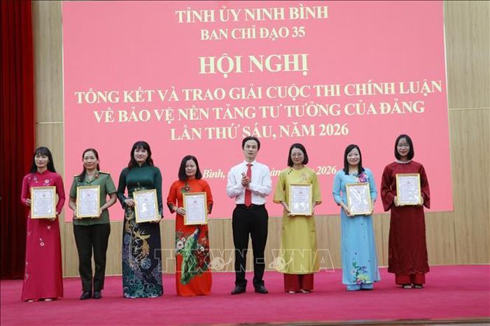 Ban tổ chức trao giải C cho các tác giả.