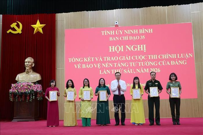 Ban tổ chức trao giải B cho các tác giả.