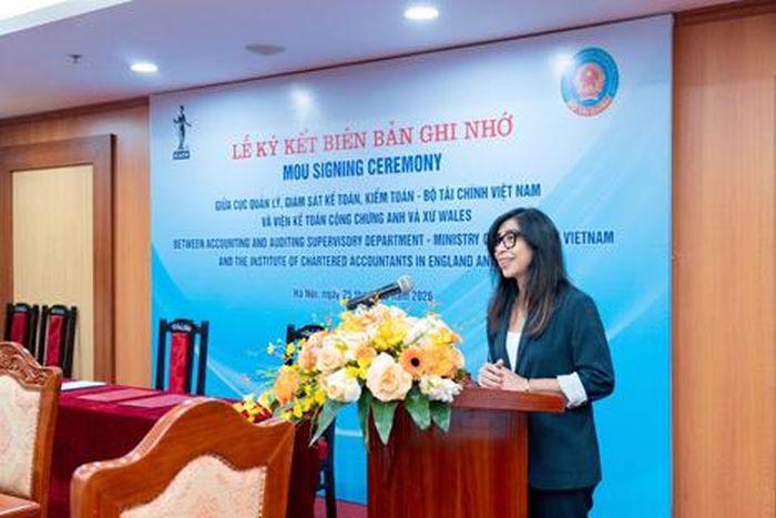Bà Azlina Bulmer, Giám đốc các Thị trường Quốc tế của ICAEW phát biểu tại sự kiện.