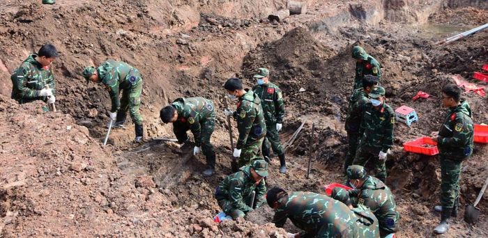 Cán bộ, chiến sĩ triển khai tìm kiếm, quy tập hài cốt liệt sĩ tại Khu B, Công viên Lê Thị Riêng. Ảnh: Hoàng Tuyết/Báo Tin tức và Dân tộc