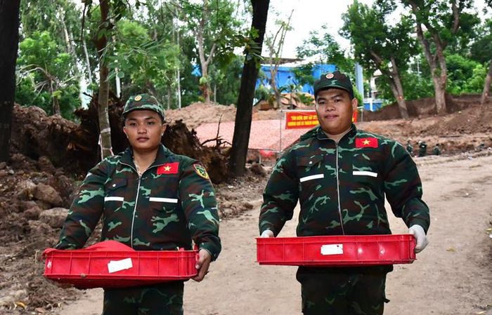 Hài cốt liệt sĩ sau khi tìm thấy được đưa vào khu vực lấy mẫu và lưu mẫu.