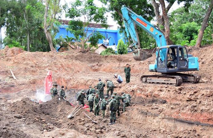 Các thiết bị máy móc tham gia vận chuyển đất và triển khai công tác tìm kiếm.