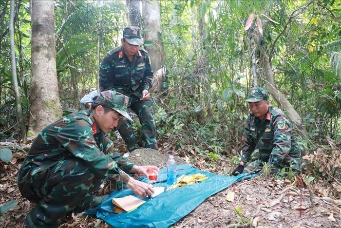 Đội Tìm kiếm, quy tập hài cốt liệt sĩ, Bộ Chỉ huy Quân sự tỉnh Khánh Hòa dâng lễ vật trước khi tìm kiếm hài cốt liệt sĩ.