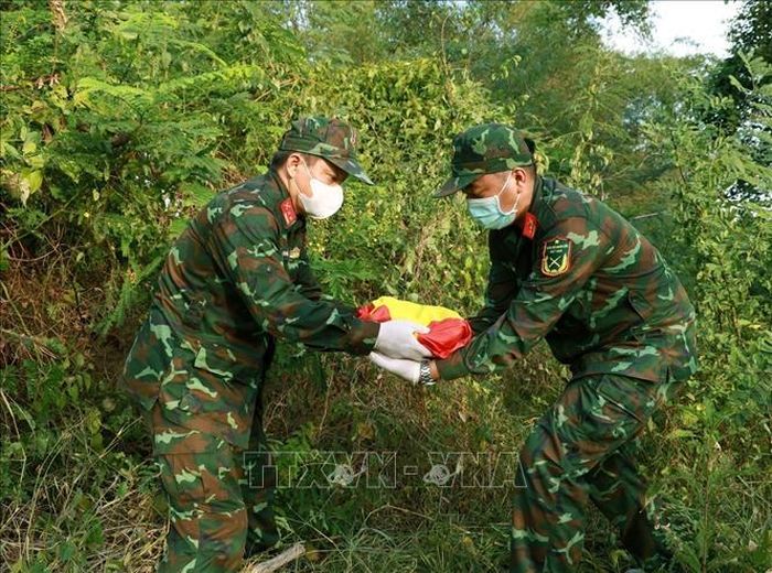 Đội Tìm kiếm, quy tập hài cốt liệt sĩ, Bộ Chỉ huy Quân sự tỉnh Khánh Hòa vượt rừng đưa hài cốt liệt sĩ được tìm thấy về Đài Liệt sĩ xã Vạn Ninh.