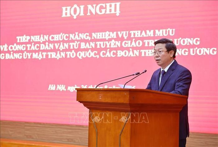 Đồng chí Trần Thanh Lâm, Ủy viên Trung ương Đảng, Phó Trưởng Ban Tuyên giáo Trung ương báo cáo về nội dung bàn giao. Ảnh: Minh Đức/TTXVN