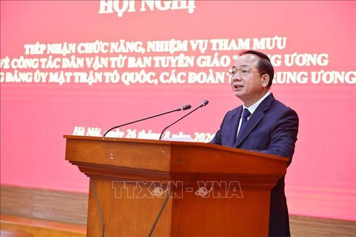 Đồng chí Trịnh Văn Quyết, Ủy viên Bộ Chính trị, Bí thư Trung ương Đảng, Trưởng Ban Tuyên giáo Trung ương phát biểu bàn giao nhiệm vụ và nhân sự. Ảnh: Minh Đức/TTXVN