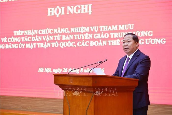 Đồng chí Nguyễn Phi Long, Ủy viên Trung ương Đảng, Phó Bí thư Thường trực Đảng ủy MTTQ, các đoàn thể Trung ương, Phó Chủ tịch Ủy ban Trung ương MTTQ Việt Nam báo cáo về nội dung tiếp nhận. Ảnh: Minh Đức/TTXVN