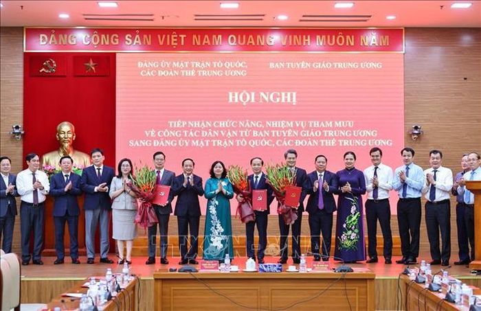Ủy viên Bộ Chính trị, Bí thư Trung ương Đảng, Bí thư Đảng ủy MTTQ, các đoàn thể Trung ương, Chủ tịch Ủy ban Trung ương MTTQ Việt Nam Bùi Thị Minh Hoài và Ủy viên Bộ Chính trị, Bí thư Trung ương Đảng, Trưởng Ban Tuyên giáo Trung ương Trịnh Văn Quyết cùng các đại biểu chụp ảnh chung Ảnh: Minh Đức/TTXVN