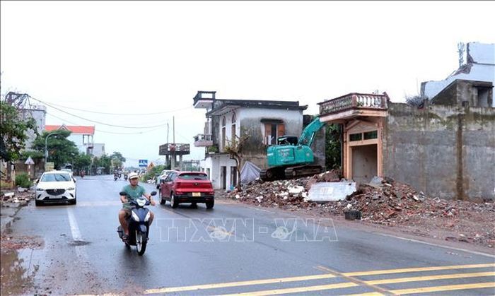 Hiện trường giải tỏa mặt bằng tại xã Hưng Phú, tỉnh Hưng Yên để đẩy nhanh tiến độ thi công tuyến đường số 3 thuộc Dự án đường trục kết nối Khu kinh tế Thái Bình, tỉnh Hưng Yên. Ảnh: Đinh Văn Nhiều/TTXVN
