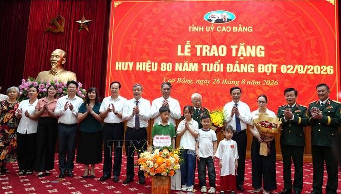 Đại tướng Phan Văn Giang trao tặng Huy hiệu 80 năm tuổi Đảng và chúc mừng gia đình đồng chí Nguyễn Khánh Trung. Ảnh: Chu Hiệu/TTXVN