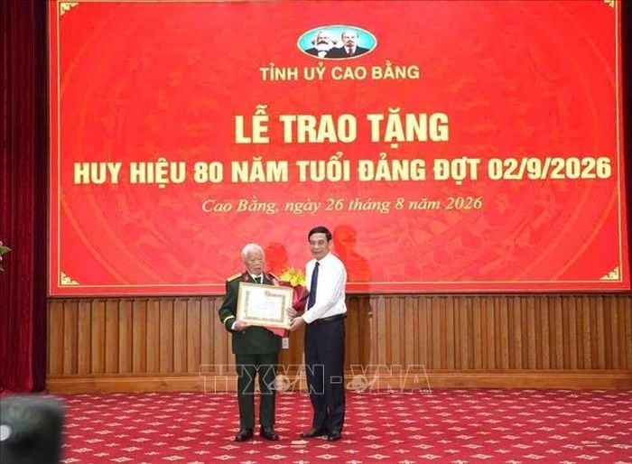 Đại tướng Phan Văn Giang trao tặng Huy hiệu 80 năm tuổi Đảng cho đồng chí Nguyễn Khánh Trung. Ảnh: Chu Hiệu/TTXVN