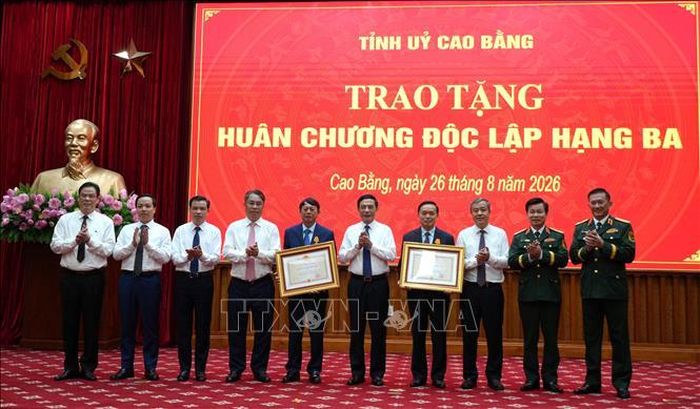Đại tướng Phan Văn Giang và lãnh đạo Tỉnh ủy Cao Bằng chúc mừng các cá nhân được trao Huân chương Độc lập hạng Ba. Ảnh: Chu Hiệu/TTXVN
