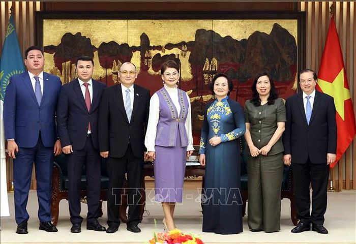 Phó Thủ tướng Phạm Thị Thanh Trà và Phó Thủ tướng, Bộ trưởng Bộ Văn hóa và Thông tin Cộng hòa Kazakhstan Aida Balaeva với các đại biểu. Ảnh: An Đăng/TTXVN