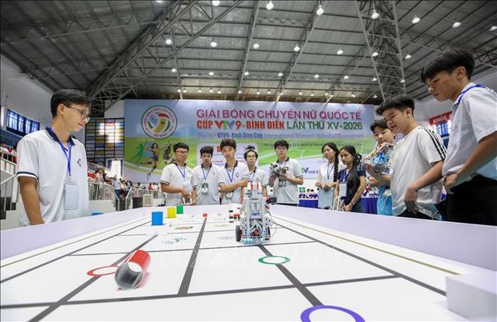 Các đội thi thể hiện khả năng lập trình, điều khiển robot tại vòng chung kết.