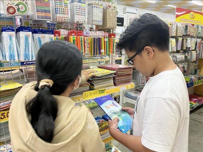 Phụ huynh khó tìm mua đủ sách giáo khoa trước thềm năm học mới.