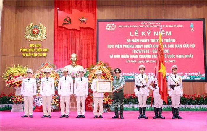 Đại tướng Lương Tam Quang, Bộ trưởng Bộ Công an trao Huân chương Bảo vệ Tổ quốc hạng Nhất tặng Học viện Phòng cháy chữa cháy và Cứu nạn cứu hộ. Ảnh: Phạm Kiên/TTXVN