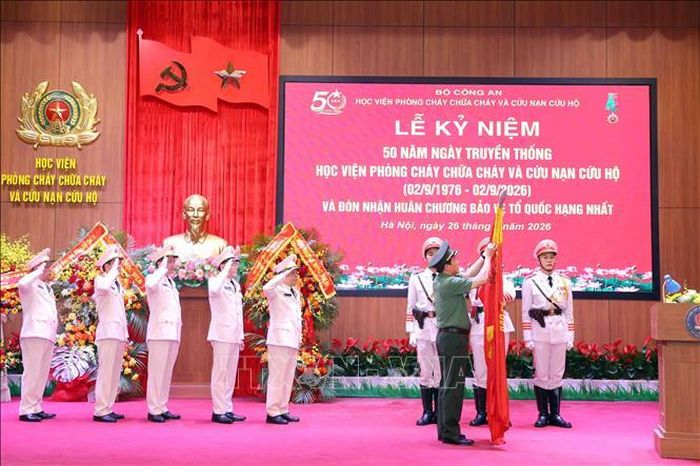 Đại tướng Lương Tam Quang, Bộ trưởng Bộ Công an trao Huân chương Bảo vệ Tổ quốc hạng Nhất tặng Học viện Phòng cháy chữa cháy và Cứu nạn cứu hộ. Ảnh: Phạm Kiên/TTXVN