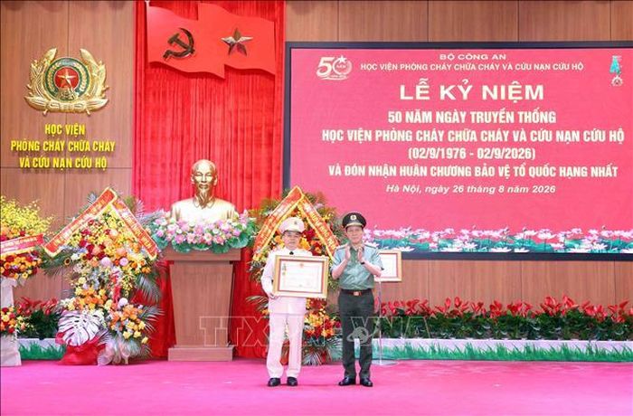Đại tướng Lương Tam Quang, Bộ trưởng Bộ Công an trao Huân chương Bảo vệ Tổ quốc hạng Nhất tặng Trung tướng, PGS.TS Lê Quang Bốn, Giám đốc Học viện Phòng cháy chữa cháy và Cứu nạn cứu hộ. Ảnh: Phạm Kiên/TTXVN.