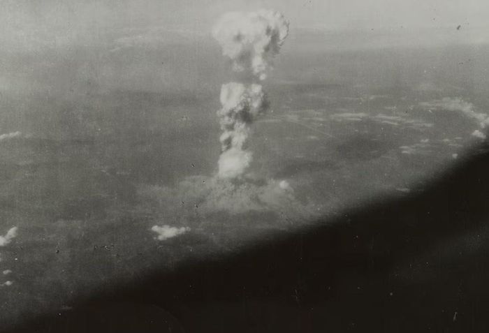 Hình ảnh chụp từ trên cao về vụ ném bom nguyên tử xuống Hiroshima, Nhật Bản, vào ngày 6/8/1945. Chiếc máy bay Enola Gay đã thả quả bom ở độ cao khoảng 580 mét phía trên thành phố, tạo ra một vụ nổ với sức nóng, ánh sáng và bức xạ cực độ bao trùm toàn bộ thành phố chỉ trong tích tắc. Ảnh: nationalgeographic