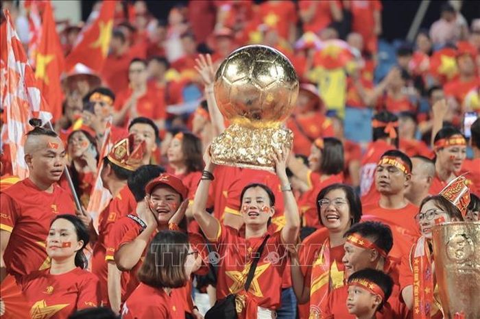 Khán giả cổ vũ cho đội tuyển Việt Nam. Ảnh: Minh Quyết/TTXVN