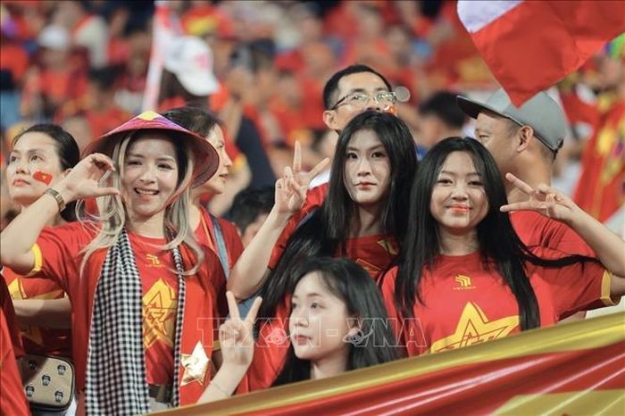 Khán giả đến sân cổ vũ cho đội tuyển Việt Nam. Ảnh: Minh Quyết/TTXVN