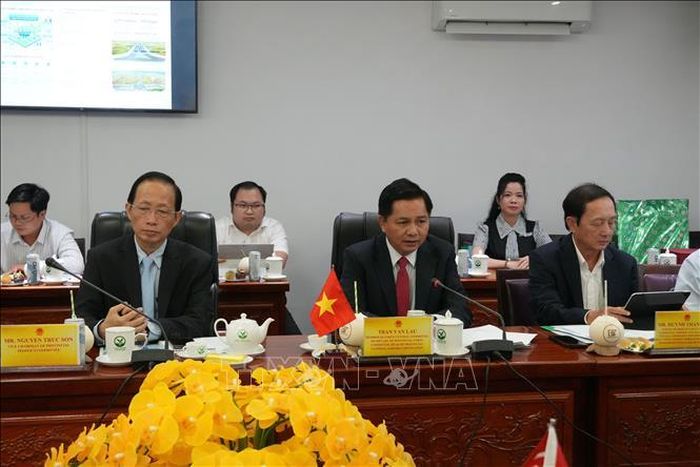 Bí thư Tỉnh ủy Vĩnh Long Trần Văn Lâu phát biểu tại buổi làm việc.